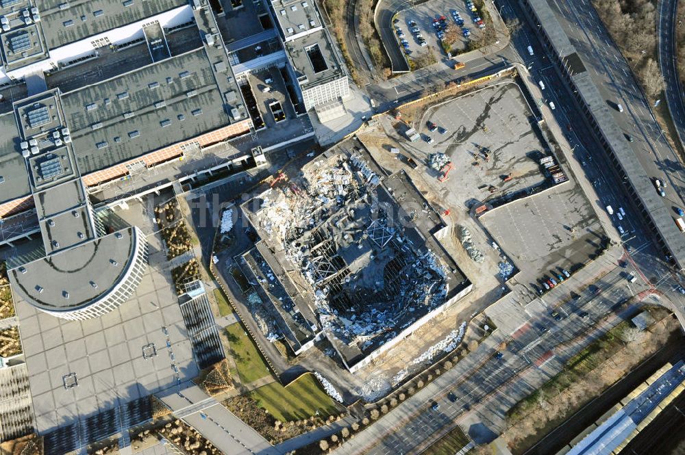 Luftaufnahme Berlin - Abrißarbeiten an der ehemaligen Deutschlandhalle an der Jaffeystraße auf dem Messegelände in Berlin