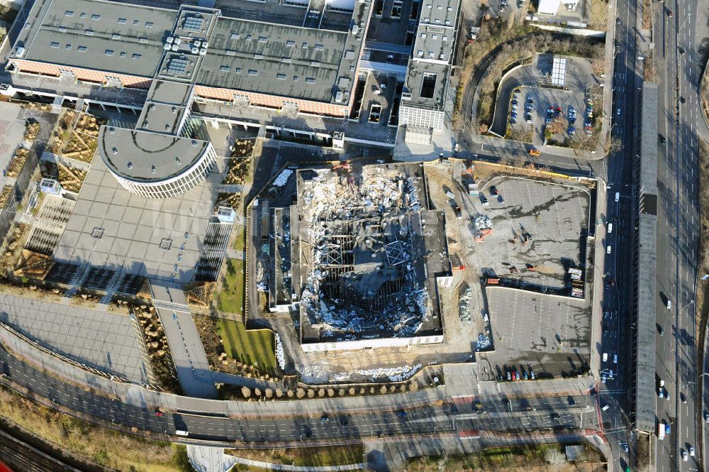 Berlin von oben - Abrißarbeiten an der ehemaligen Deutschlandhalle an der Jaffeystraße auf dem Messegelände in Berlin