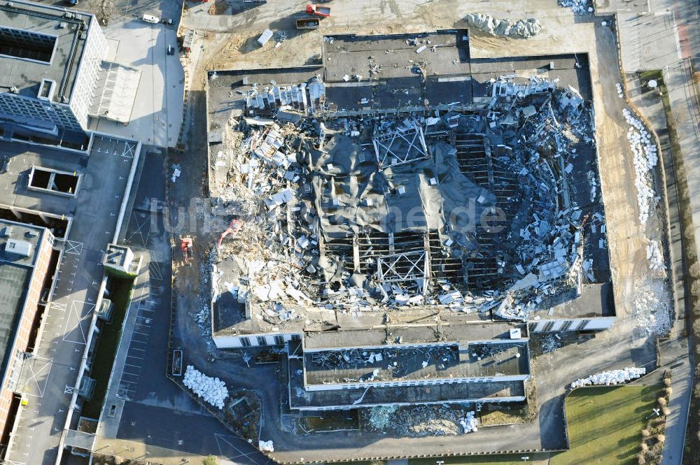 Berlin aus der Vogelperspektive: Abrißarbeiten an der ehemaligen Deutschlandhalle an der Jaffeystraße auf dem Messegelände in Berlin