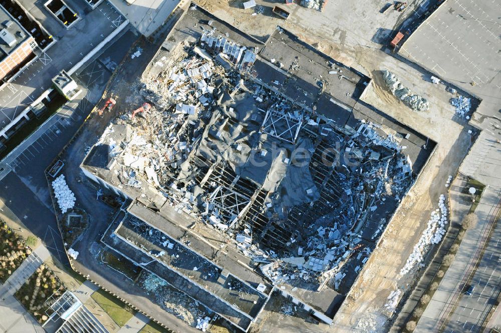 Luftbild Berlin - Abrißarbeiten an der ehemaligen Deutschlandhalle an der Jaffeystraße auf dem Messegelände in Berlin