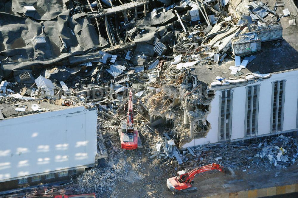 Luftaufnahme Berlin - Abrißarbeiten an der ehemaligen Deutschlandhalle an der Jaffeystraße auf dem Messegelände in Berlin