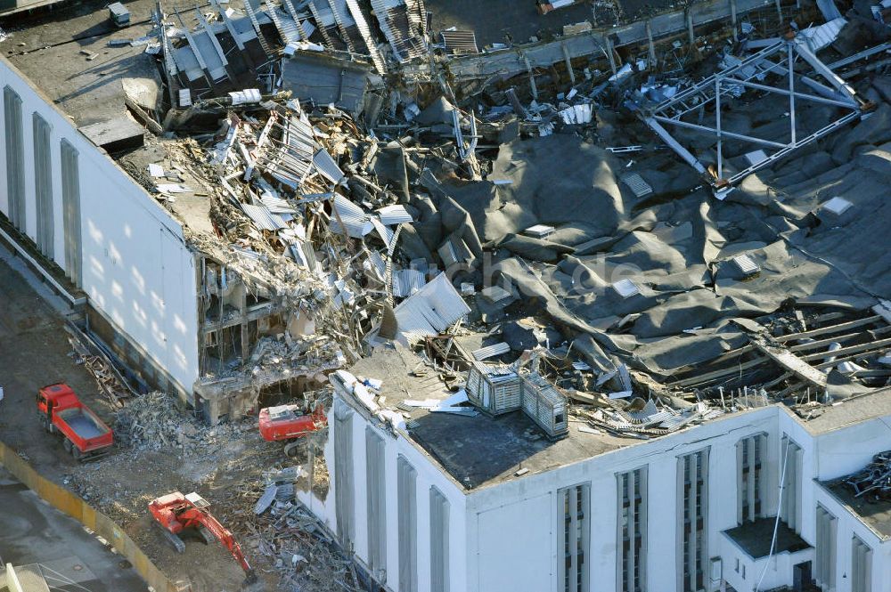 Luftaufnahme Berlin - Abrißarbeiten an der ehemaligen Deutschlandhalle an der Jaffeystraße auf dem Messegelände in Berlin