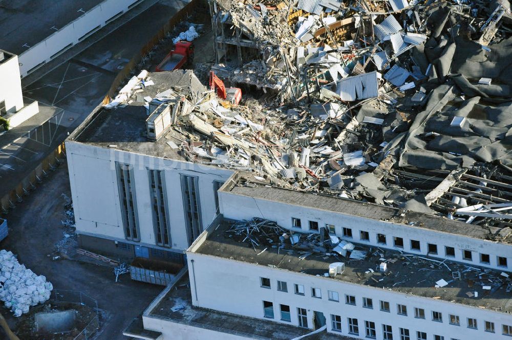 Berlin aus der Vogelperspektive: Abrißarbeiten an der ehemaligen Deutschlandhalle an der Jaffeystraße auf dem Messegelände in Berlin