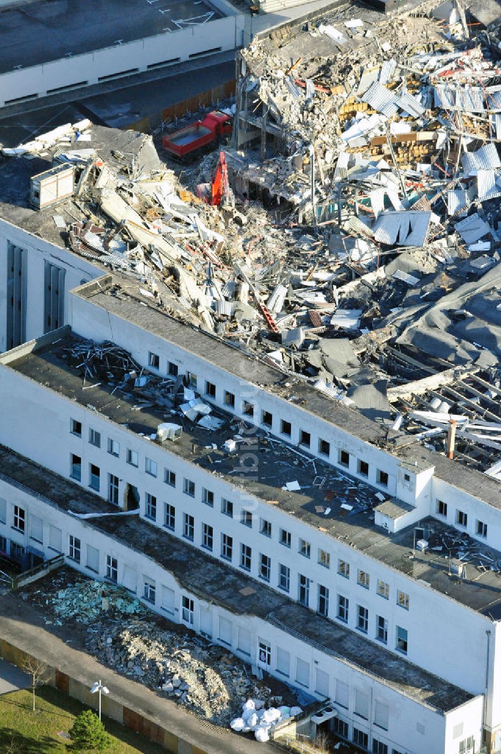 Luftbild Berlin - Abrißarbeiten an der ehemaligen Deutschlandhalle an der Jaffeystraße auf dem Messegelände in Berlin