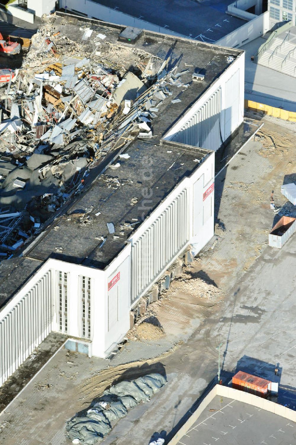 Luftaufnahme Berlin - Abrißarbeiten an der ehemaligen Deutschlandhalle an der Jaffeystraße auf dem Messegelände in Berlin