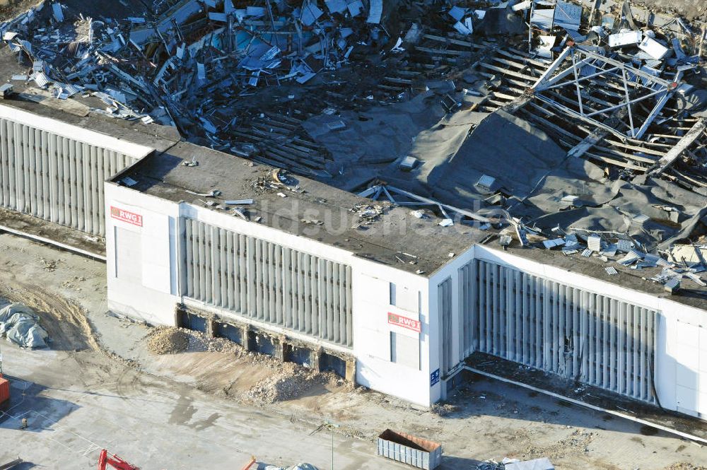 Berlin von oben - Abrißarbeiten an der ehemaligen Deutschlandhalle an der Jaffeystraße auf dem Messegelände in Berlin