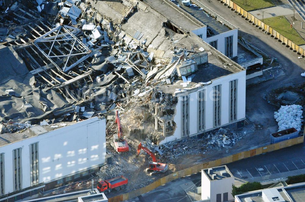 Berlin aus der Vogelperspektive: Abrißarbeiten an der ehemaligen Deutschlandhalle an der Jaffeystraße auf dem Messegelände in Berlin