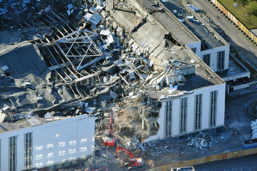 Luftbild Berlin - Abrißarbeiten an der ehemaligen Deutschlandhalle an der Jaffeystraße auf dem Messegelände in Berlin