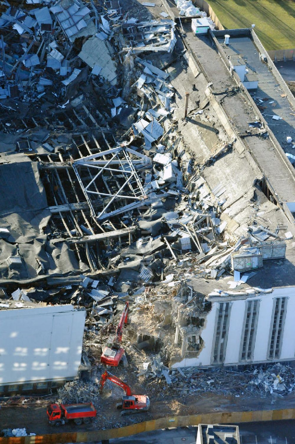 Luftaufnahme Berlin - Abrißarbeiten an der ehemaligen Deutschlandhalle an der Jaffeystraße auf dem Messegelände in Berlin