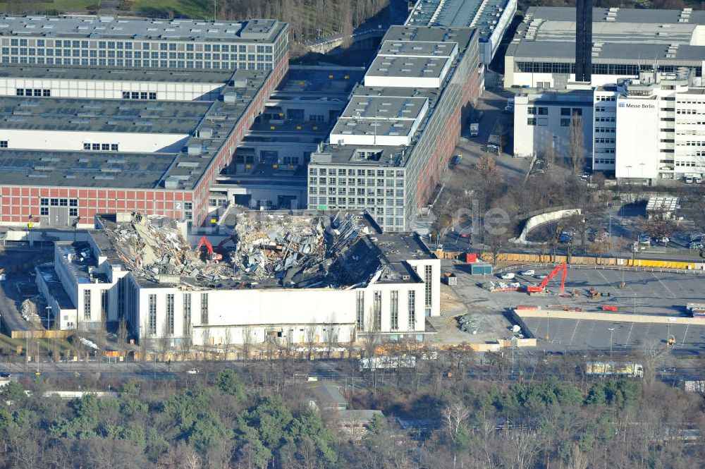 Berlin von oben - Abrißarbeiten an der ehemaligen Deutschlandhalle an der Jaffeystraße auf dem Messegelände in Berlin