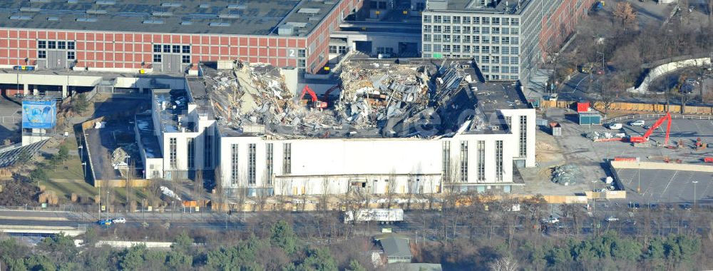 Berlin aus der Vogelperspektive: Abrißarbeiten an der ehemaligen Deutschlandhalle an der Jaffeystraße auf dem Messegelände in Berlin