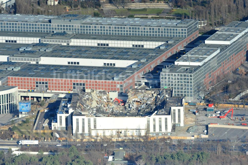 Luftbild Berlin - Abrißarbeiten an der ehemaligen Deutschlandhalle an der Jaffeystraße auf dem Messegelände in Berlin