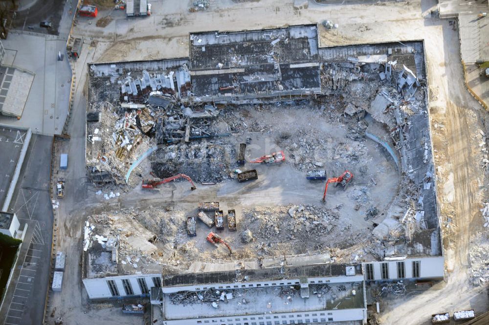 Berlin von oben - Abrißarbeiten an der ehemaligen Deutschlandhalle an der Jaffeystraße auf dem Messegelände in Berlin