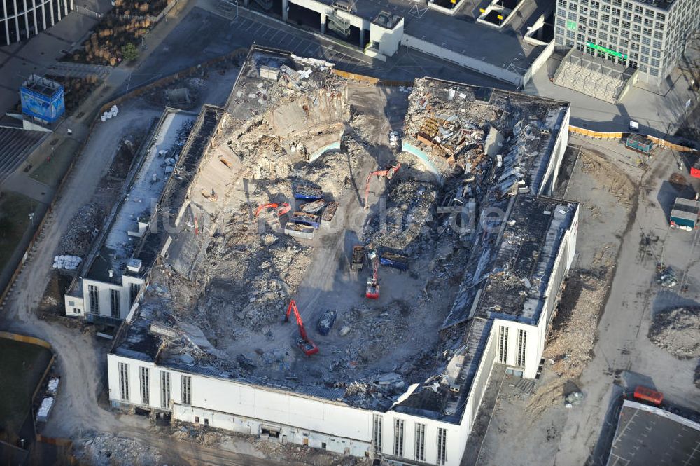 Luftbild Berlin - Abrißarbeiten an der ehemaligen Deutschlandhalle an der Jaffeystraße auf dem Messegelände in Berlin