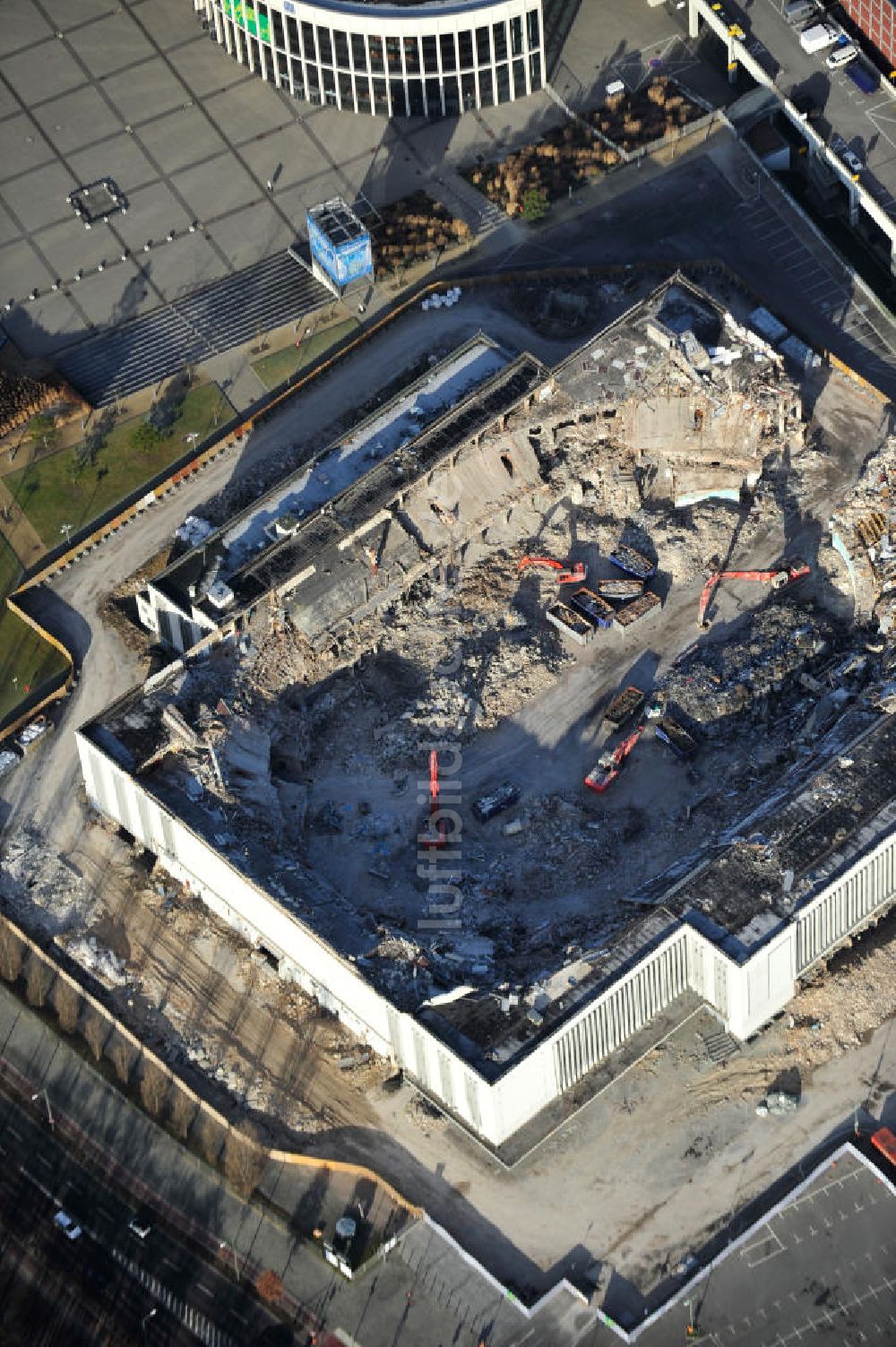 Luftaufnahme Berlin - Abrißarbeiten an der ehemaligen Deutschlandhalle an der Jaffeystraße auf dem Messegelände in Berlin