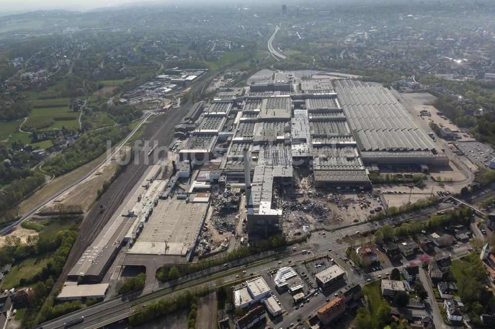 Bochum aus der Vogelperspektive: Abrißarbeiten der ehemaligen Lackiererei am OPEL-Werk 1 in Bochum im Bundesland Nordrhein-Westfalen