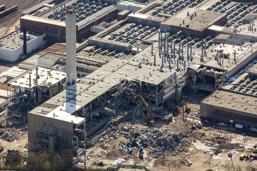 Bochum von oben - Abrißarbeiten der ehemaligen Lackiererei am OPEL-Werk 1 in Bochum im Bundesland Nordrhein-Westfalen