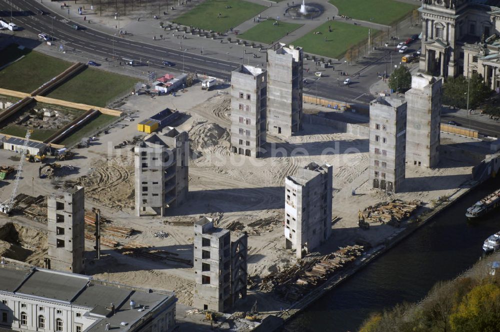 Berlin von oben - Abrissarbeiten am ehemaligen Palast der Republik in Berlin Mitte