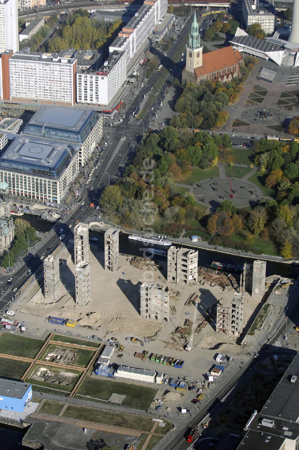 Berlin von oben - Abrissarbeiten am ehemaligen Palast der Republik in Berlin Mitte