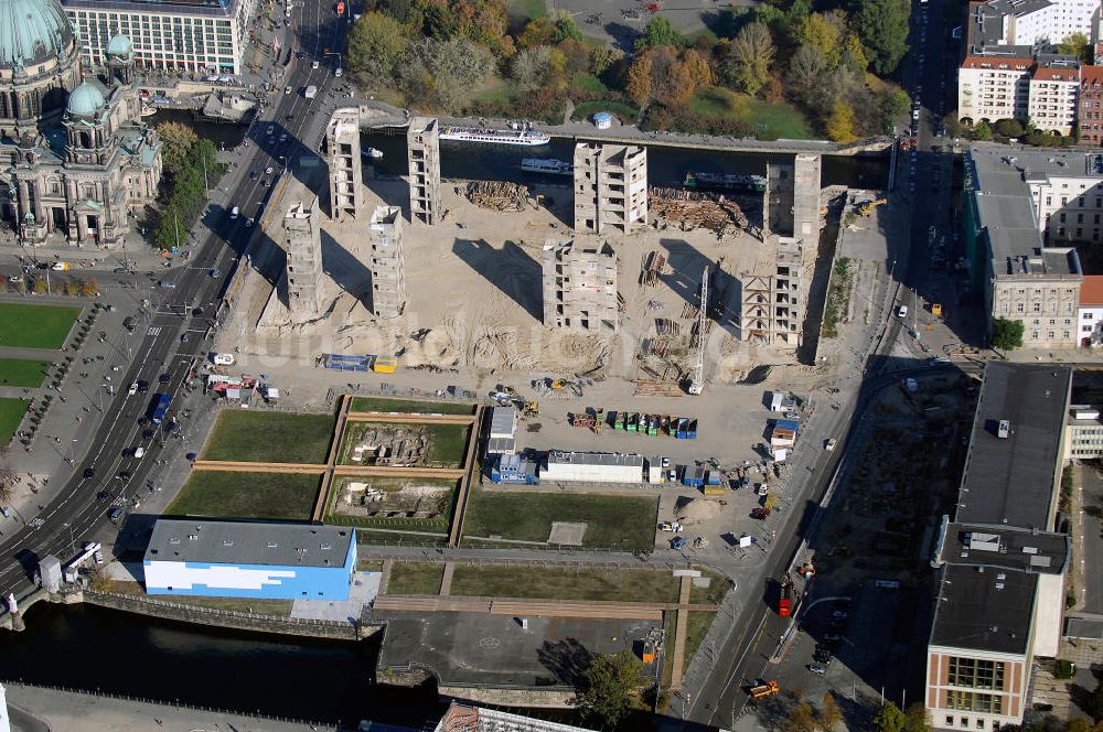 Berlin aus der Vogelperspektive: Abrissarbeiten am ehemaligen Palast der Republik in Berlin Mitte