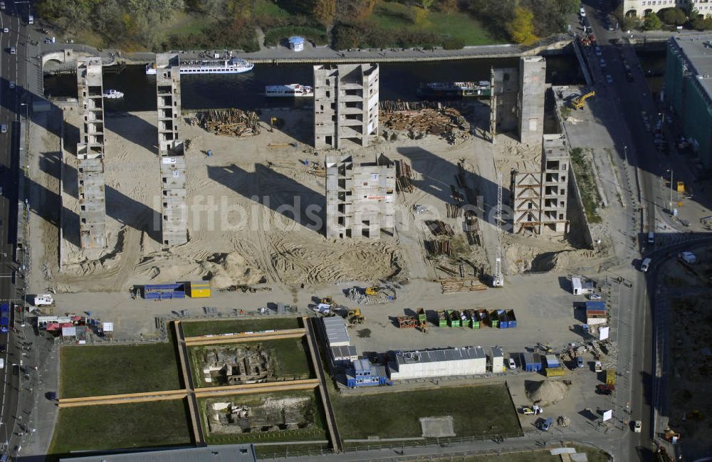 Luftbild Berlin - Abrissarbeiten am ehemaligen Palast der Republik in Berlin Mitte