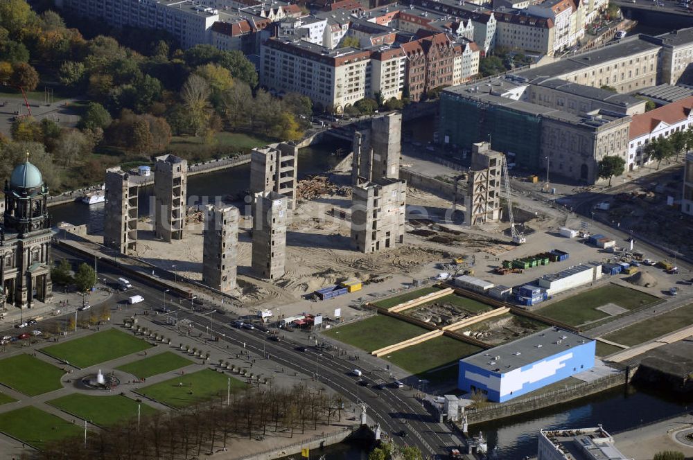 Berlin aus der Vogelperspektive: Abrissarbeiten am ehemaligen Palast der Republik in Berlin Mitte