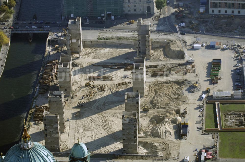 Luftaufnahme Berlin - Abrissarbeiten am ehemaligen Palast der Republik in Berlin Mitte