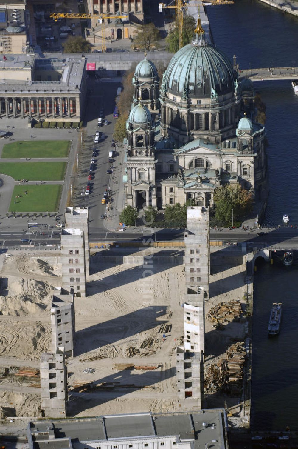 Luftbild Berlin - Abrissarbeiten am ehemaligen Palast der Republik und Dom in Berlin Mitte