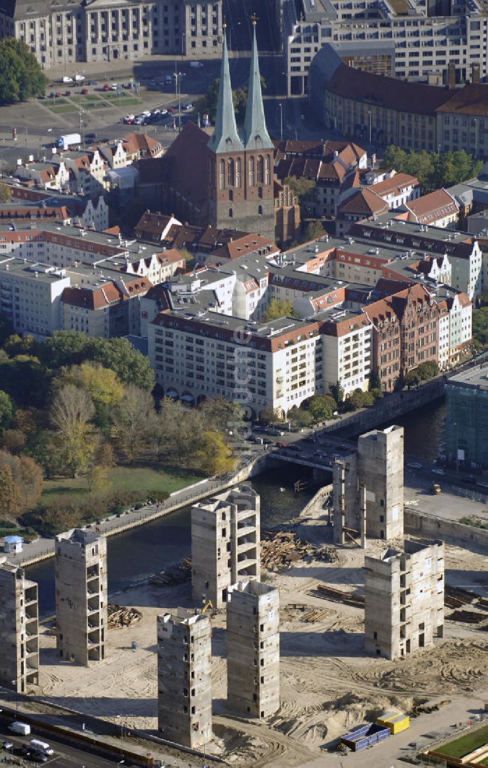 Luftbild Berlin - Abrissarbeiten am ehemaligen Palast der Republik und Nikolaikirche in Berlin Mitte