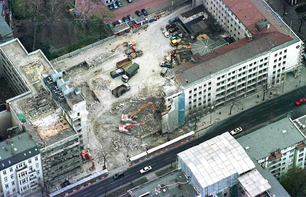 Berlin - Charlottenburg von oben - Abrißarbeiten an einem Büro- und Wohnhaus am Bhf. Zoo