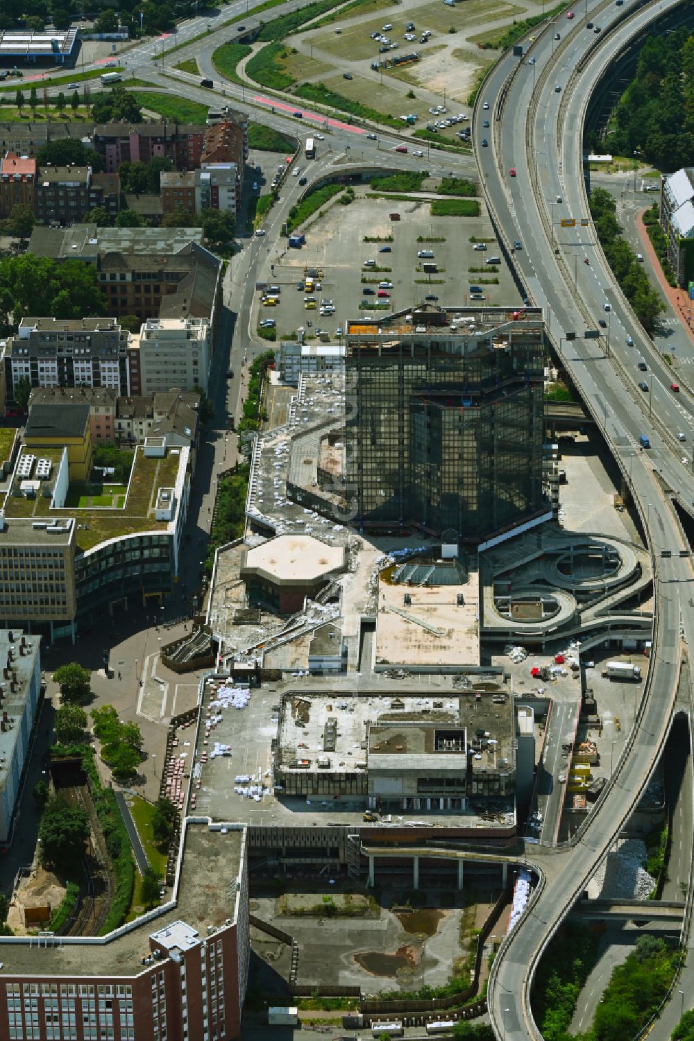 Luftaufnahme Ludwigshafen am Rhein - Abrissarbeiten am Gebäudekomplex des ehemaligen Einkaufszentrum RATHAUS CENTER in Ludwigshafen am Rhein im Bundesland Rheinland-Pfalz, Deutschland