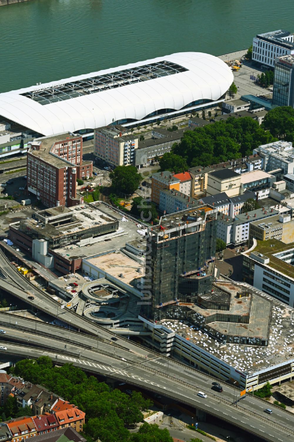 Luftbild Ludwigshafen am Rhein - Abrissarbeiten am Gebäudekomplex des ehemaligen Einkaufszentrum RATHAUS CENTER in Ludwigshafen am Rhein im Bundesland Rheinland-Pfalz, Deutschland