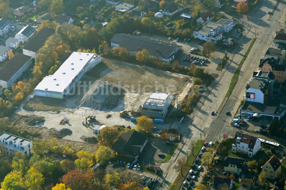 Berlin von oben - Abrissarbeiten am Gebäudekomplex des ehemaligen Einkaufszentrum REWE und ALDI in Berlin, Deutschland