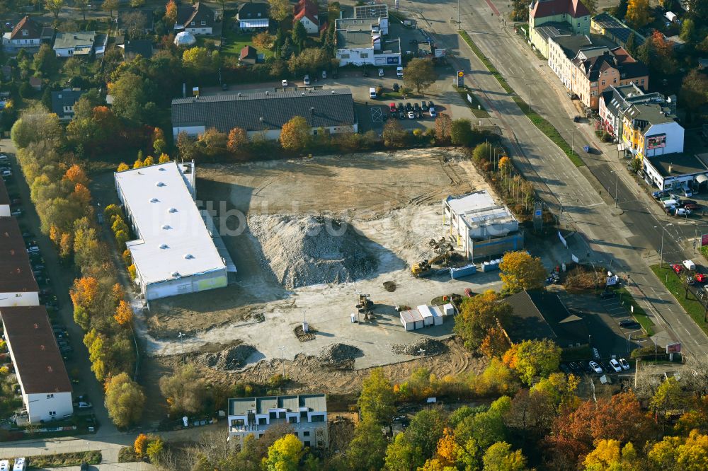 Luftbild Berlin - Abrissarbeiten am Gebäudekomplex des ehemaligen Einkaufszentrum REWE und ALDI in Berlin, Deutschland