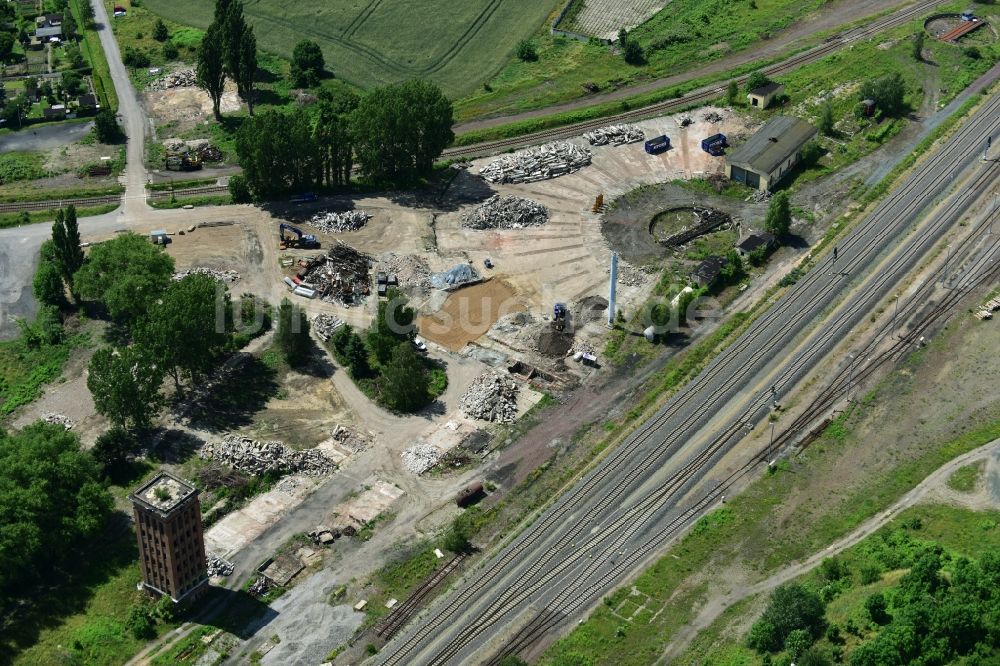 Halberstadt aus der Vogelperspektive: Abrißarbeiten auf dem Gelände des Bahn- Betriebswerkes in Halberstadt im Bundesland Sachsen-Anhalt