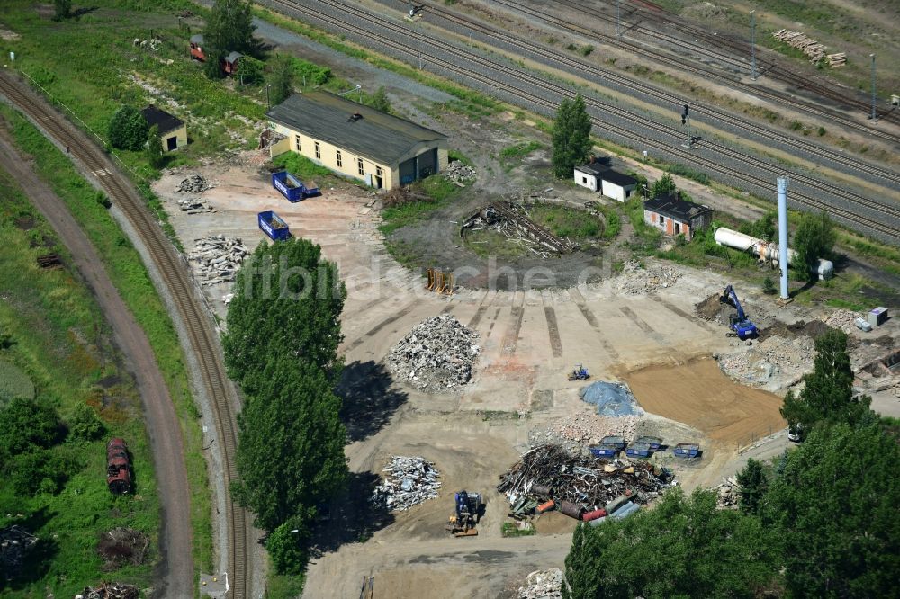 Halberstadt aus der Vogelperspektive: Abrißarbeiten auf dem Gelände des Bahn- Betriebswerkes in Halberstadt im Bundesland Sachsen-Anhalt