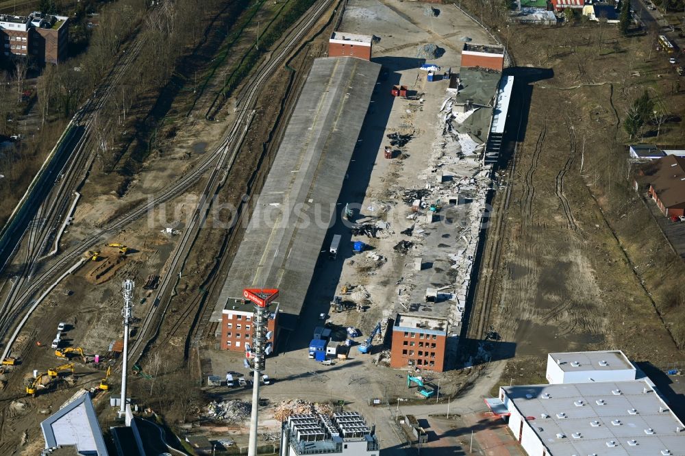 Luftbild Berlin - Abrißarbeiten auf dem Gelände der ehemaligen Logistikzentrum- Ruine an der Tejastraße in Berlin, Deutschland