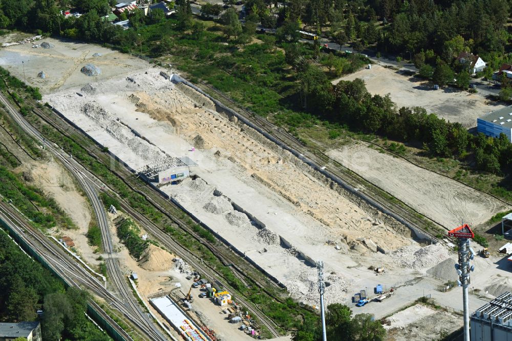 Luftaufnahme Berlin - Abrißarbeiten auf dem Gelände der ehemaligen Logistikzentrum- Ruine an der Tejastraße in Berlin, Deutschland