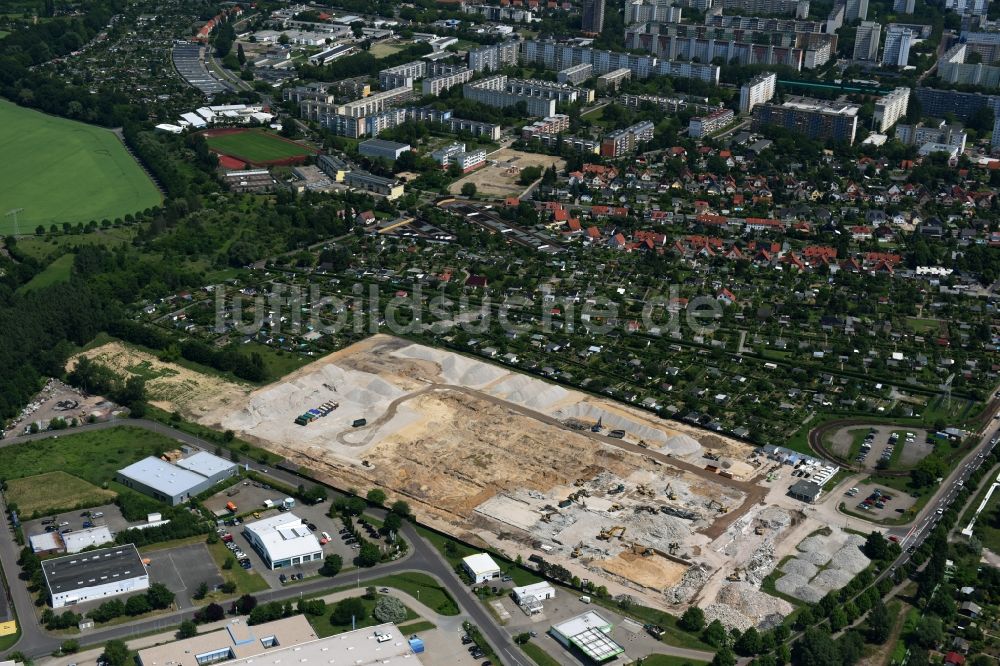 Magdeburg aus der Vogelperspektive: Abrißarbeiten auf dem Gelände der ehemaligen Milchhof Magdeburg GmbH und Erschließungsarbeiten für den Neubau eines IKEA- Einrichtungshauses - Möbelmarkt in Magdeburg im Bundesland Sachsen-Anhalt