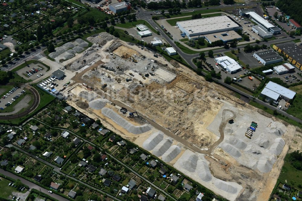 Magdeburg von oben - Abrißarbeiten auf dem Gelände der ehemaligen Milchhof Magdeburg GmbH und Erschließungsarbeiten für den Neubau eines IKEA- Einrichtungshauses - Möbelmarkt in Magdeburg im Bundesland Sachsen-Anhalt