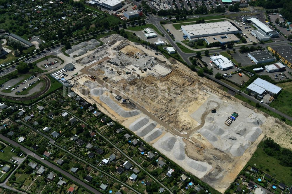 Magdeburg aus der Vogelperspektive: Abrißarbeiten auf dem Gelände der ehemaligen Milchhof Magdeburg GmbH und Erschließungsarbeiten für den Neubau eines IKEA- Einrichtungshauses - Möbelmarkt in Magdeburg im Bundesland Sachsen-Anhalt