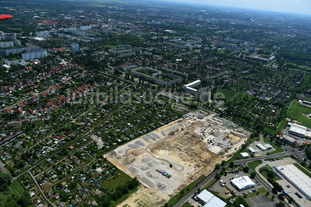 Luftaufnahme Magdeburg - Abrißarbeiten auf dem Gelände der ehemaligen Milchhof Magdeburg GmbH und Erschließungsarbeiten für den Neubau eines IKEA- Einrichtungshauses - Möbelmarkt in Magdeburg im Bundesland Sachsen-Anhalt