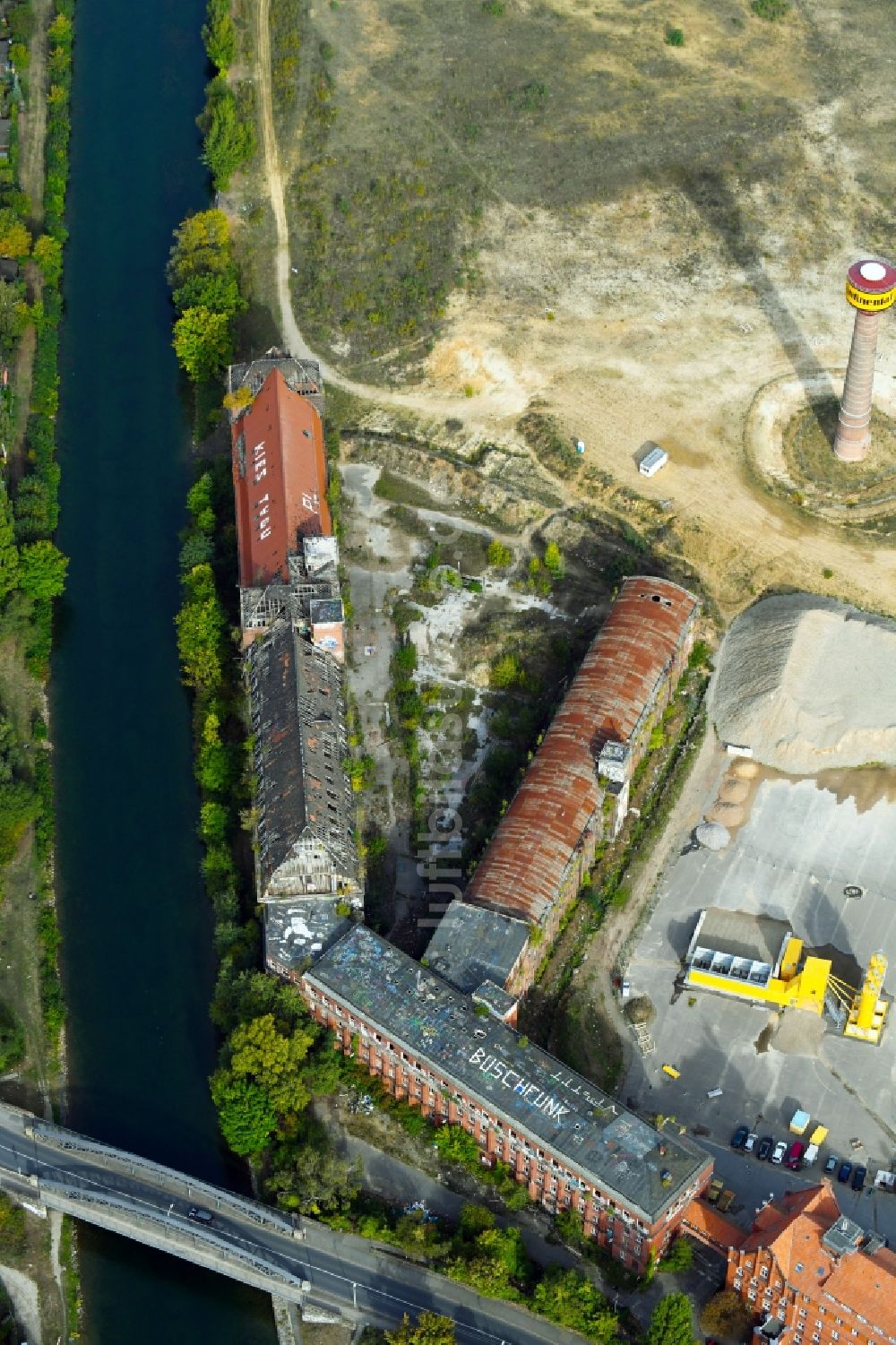 Luftbild Hannover - Abrißarbeiten auf dem Gelände der Industrie- Ruine Conti an der Kanalstraße im Ortsteil Linden-Limmer in Hannover im Bundesland Niedersachsen, Deutschland