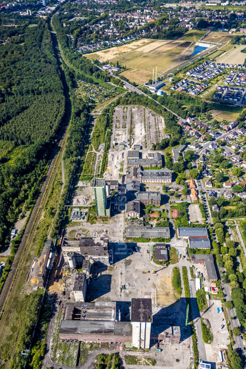 Gelsenkirchen von oben - Abrißarbeiten auf dem Gelände der Industrie- Ruine der DSK Bergwerk Lippe im Ortsteil Westerhold in Gelsenkirchen im Bundesland Nordrhein-Westfalen, Deutschland