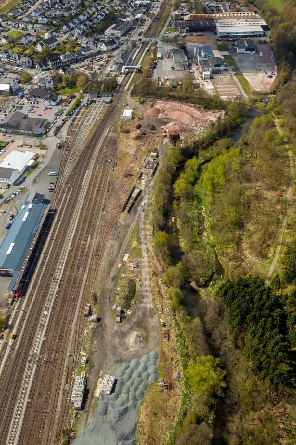 Luftbild Bestwig - Abrißarbeiten auf dem Gelände der Industrie- Ruine des ehemaligen Lokschuppens in Bestwig im Bundesland Nordrhein-Westfalen