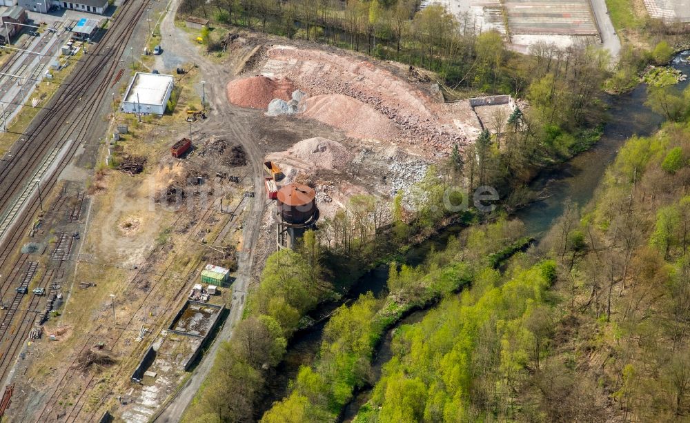 Luftaufnahme Bestwig - Abrißarbeiten auf dem Gelände der Industrie- Ruine des ehemaligen Lokschuppens in Bestwig im Bundesland Nordrhein-Westfalen