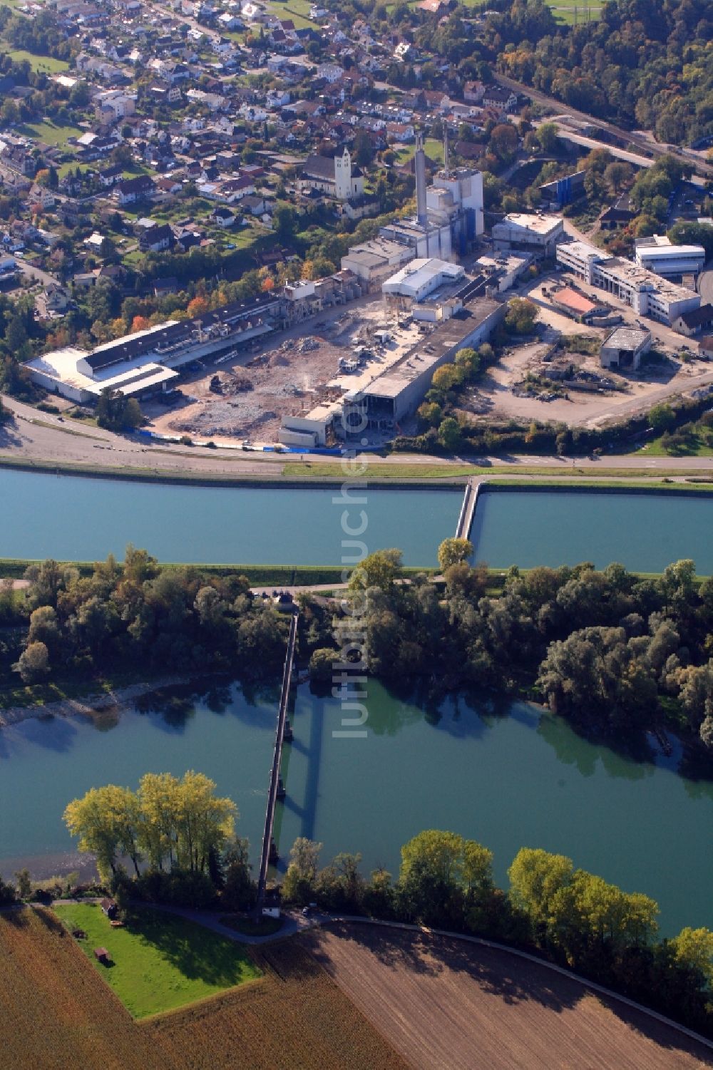 Albbruck aus der Vogelperspektive: Abrißarbeiten auf dem Gelände der Industrie- Ruine ehemals Papierfabrik Albbruck in Albbruck im Bundesland Baden-Württemberg, Deutschland