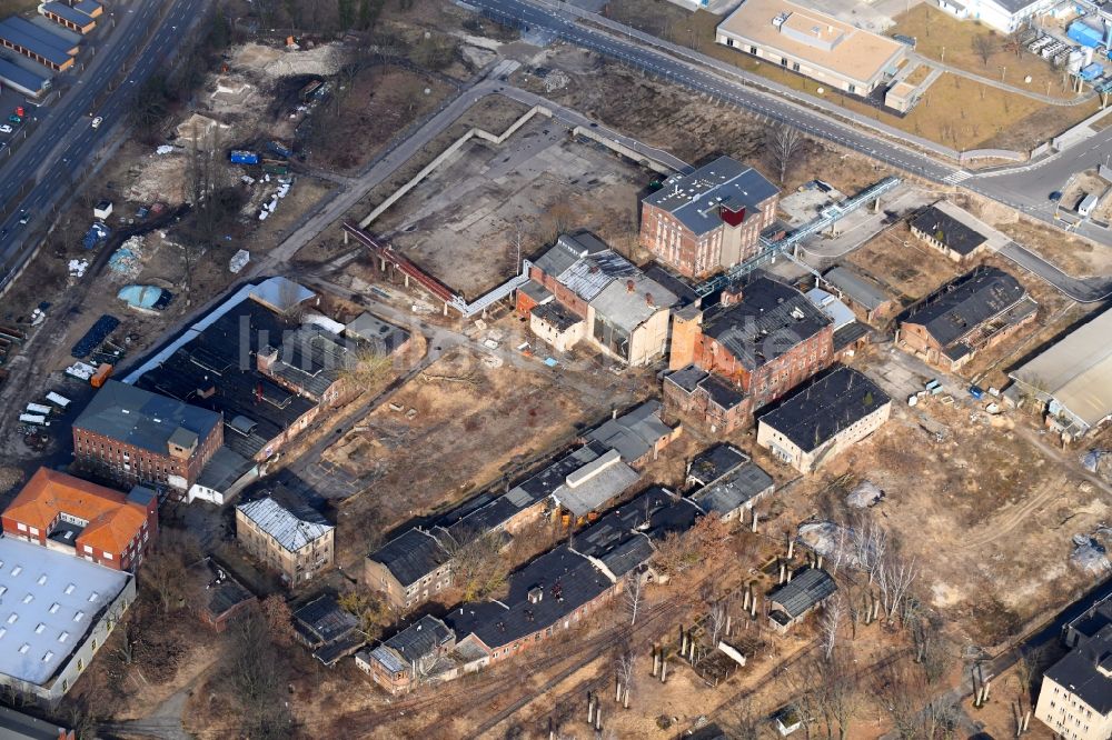 Luftaufnahme Berlin - Abrißarbeiten auf dem Gelände der Industrie- Ruine Glienicker Weg - Nipkowstraße im Ortsteil Adlershof in Berlin, Deutschland