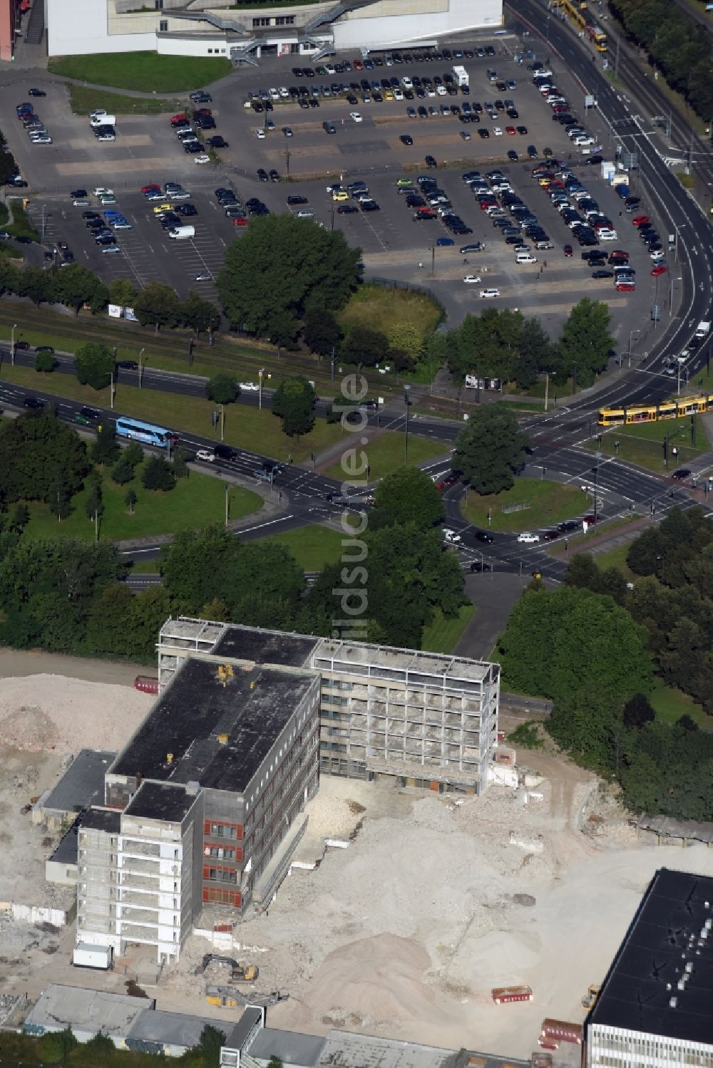 Dresden aus der Vogelperspektive: Abrissarbeiten auf dem Gelände der Industrie- Ruine der Robotron-Werke in Dresden im Bundesland Sachsen