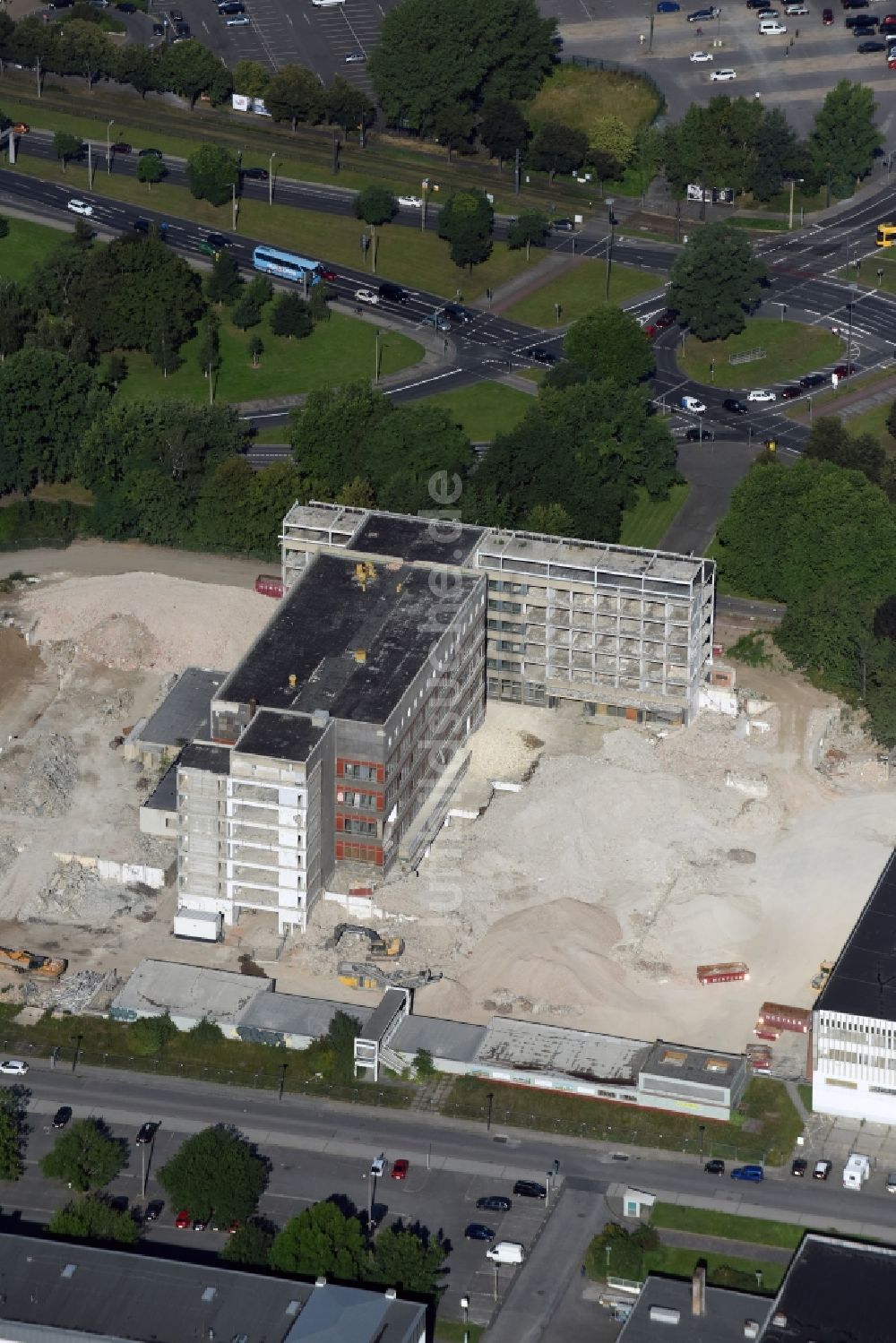 Luftbild Dresden - Abrissarbeiten auf dem Gelände der Industrie- Ruine der Robotron-Werke in Dresden im Bundesland Sachsen